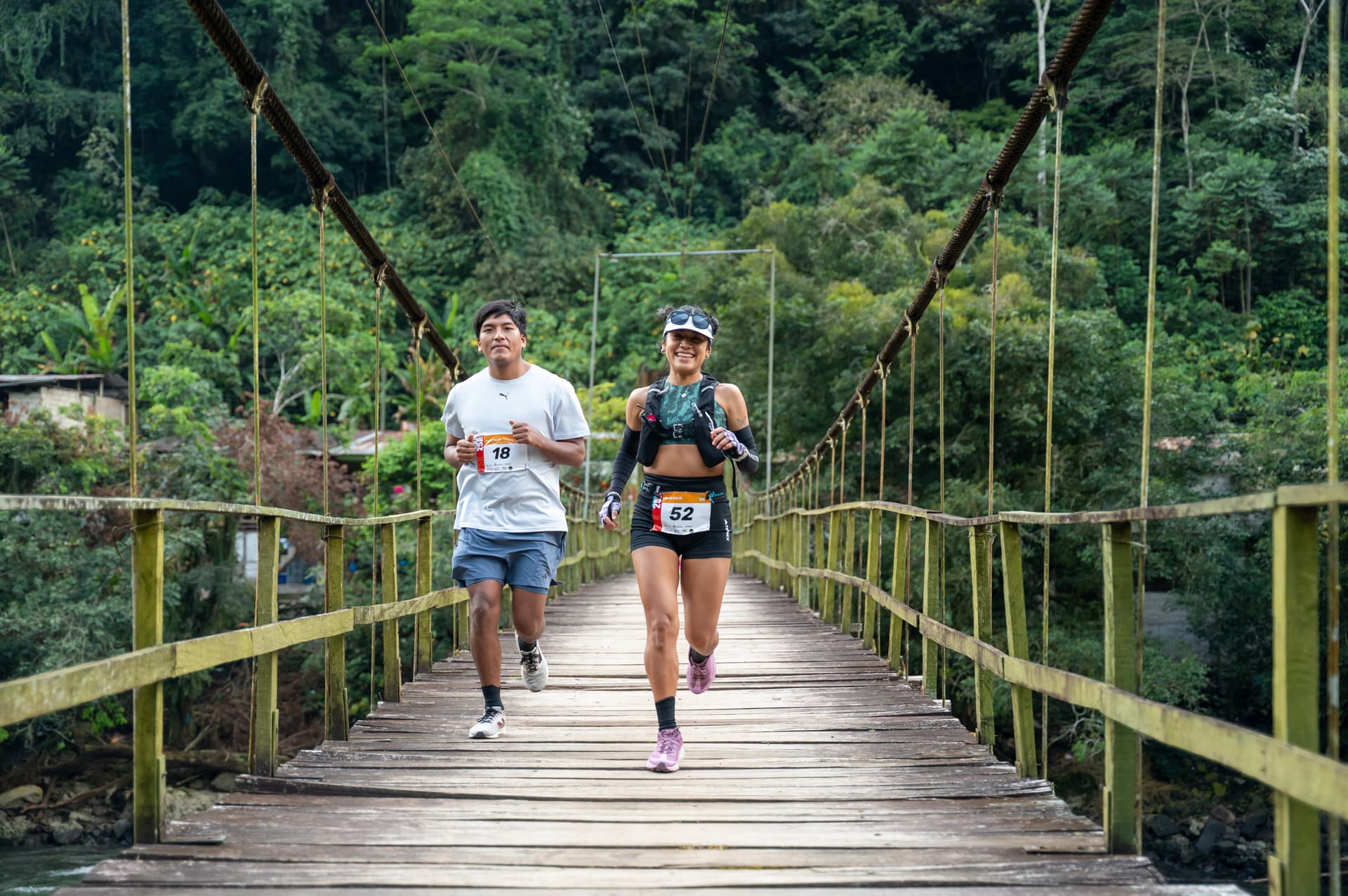 Corredor cruzando río en la ruta 25k Ultra